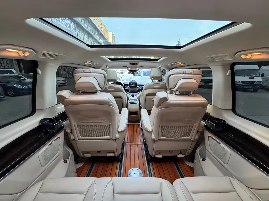 Mercedes-Benz V-Class 2017 — фото 20