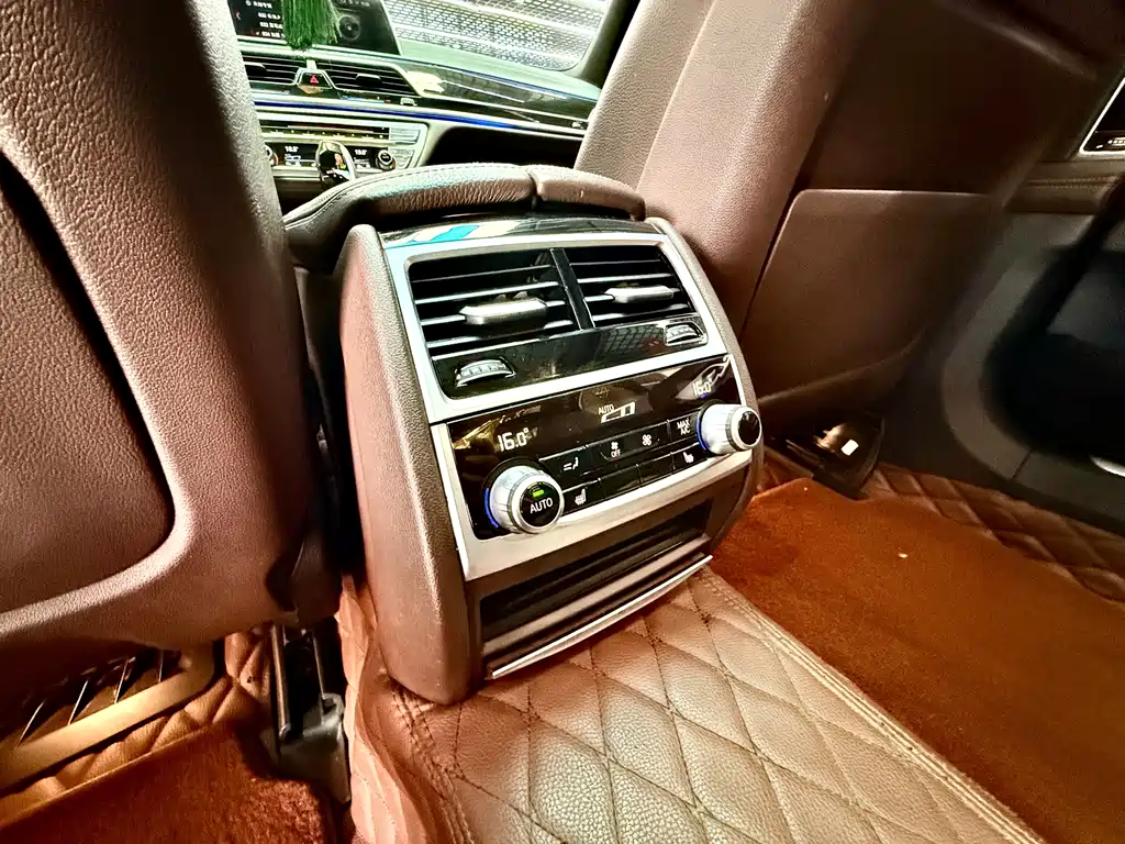 BMW 7 Series 2018 — фото 11