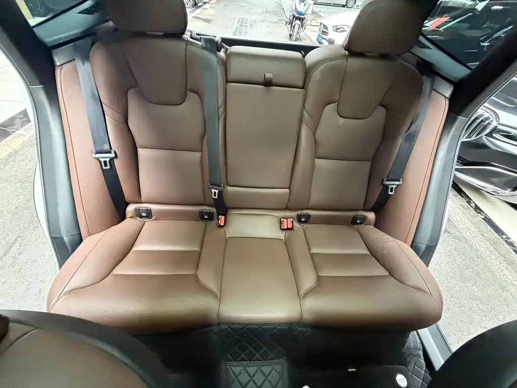 Volvo XC60 2023 — фото 22