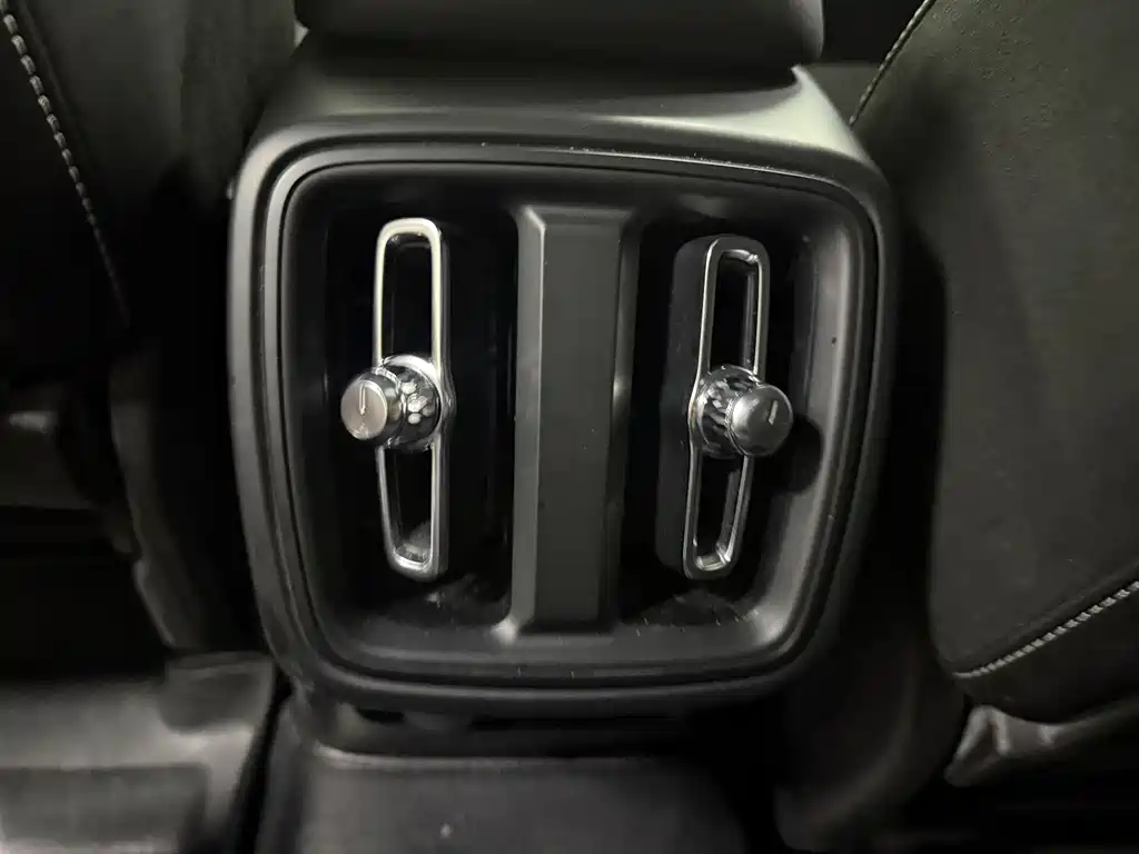 Volvo XC40 2019 — фото 19