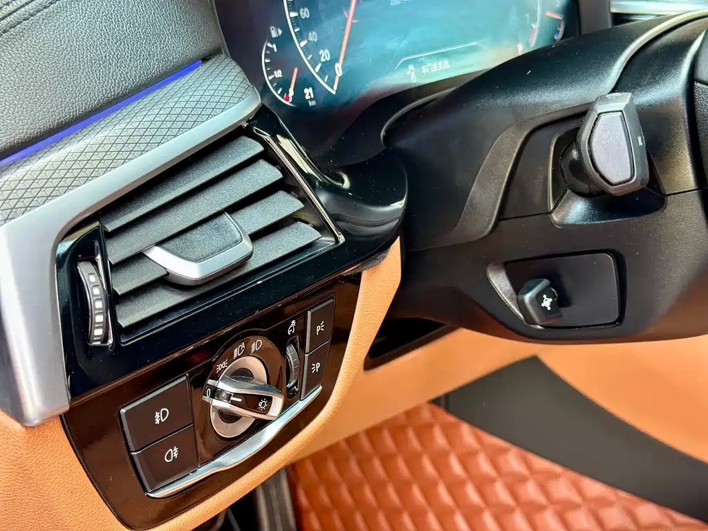 BMW 5 Series 2019 — фото 12