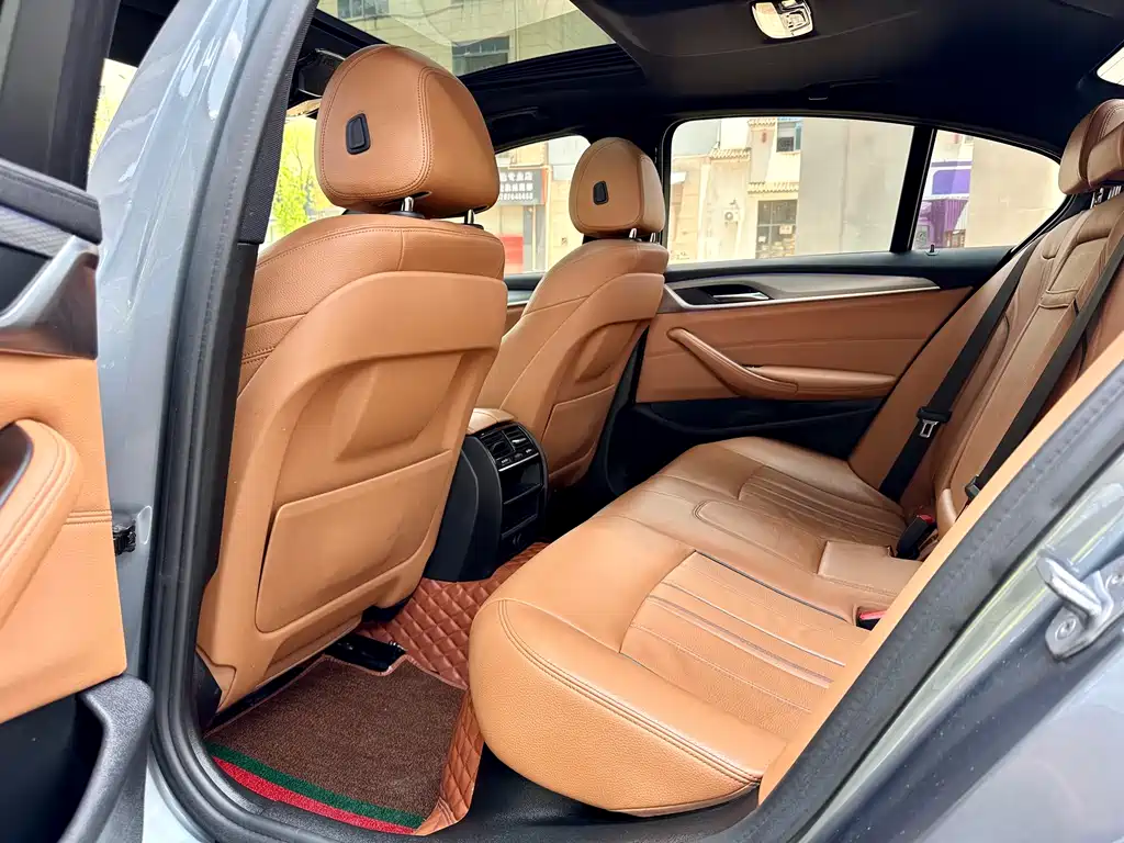 BMW 5 Series 2019 — фото 11
