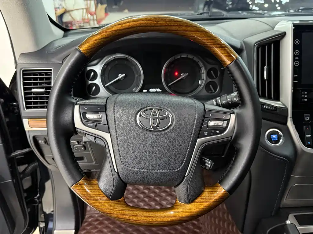 Toyota Land Cruiser 2018 — фото 6