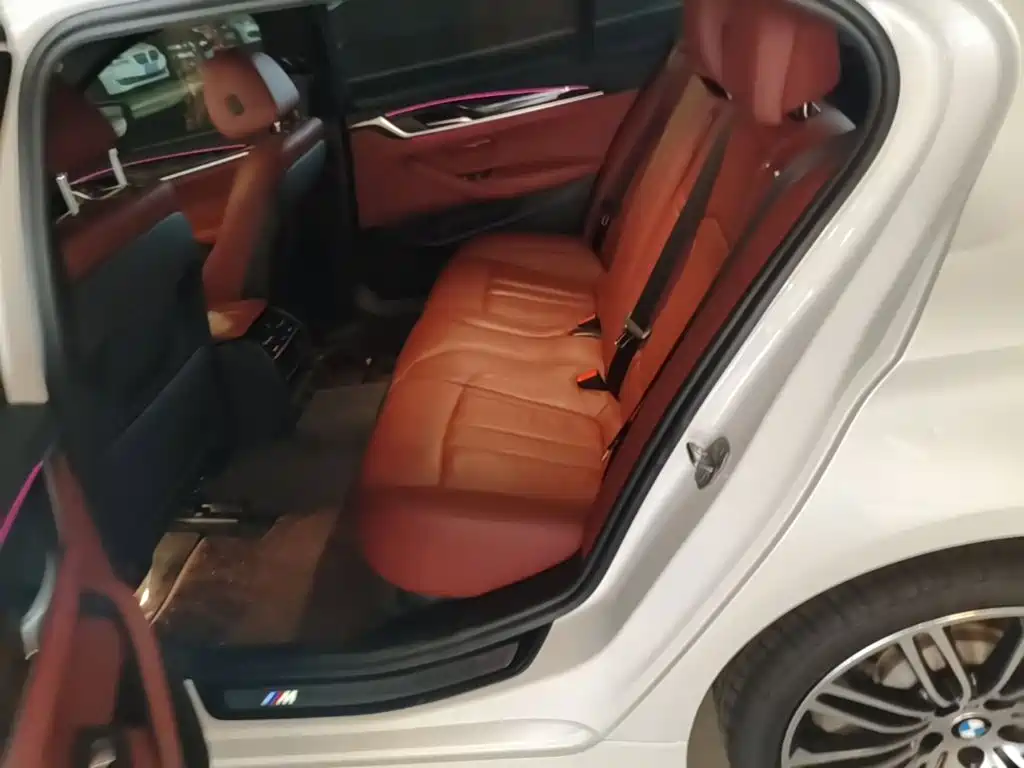 BMW 5 Series 2018 — фото 17
