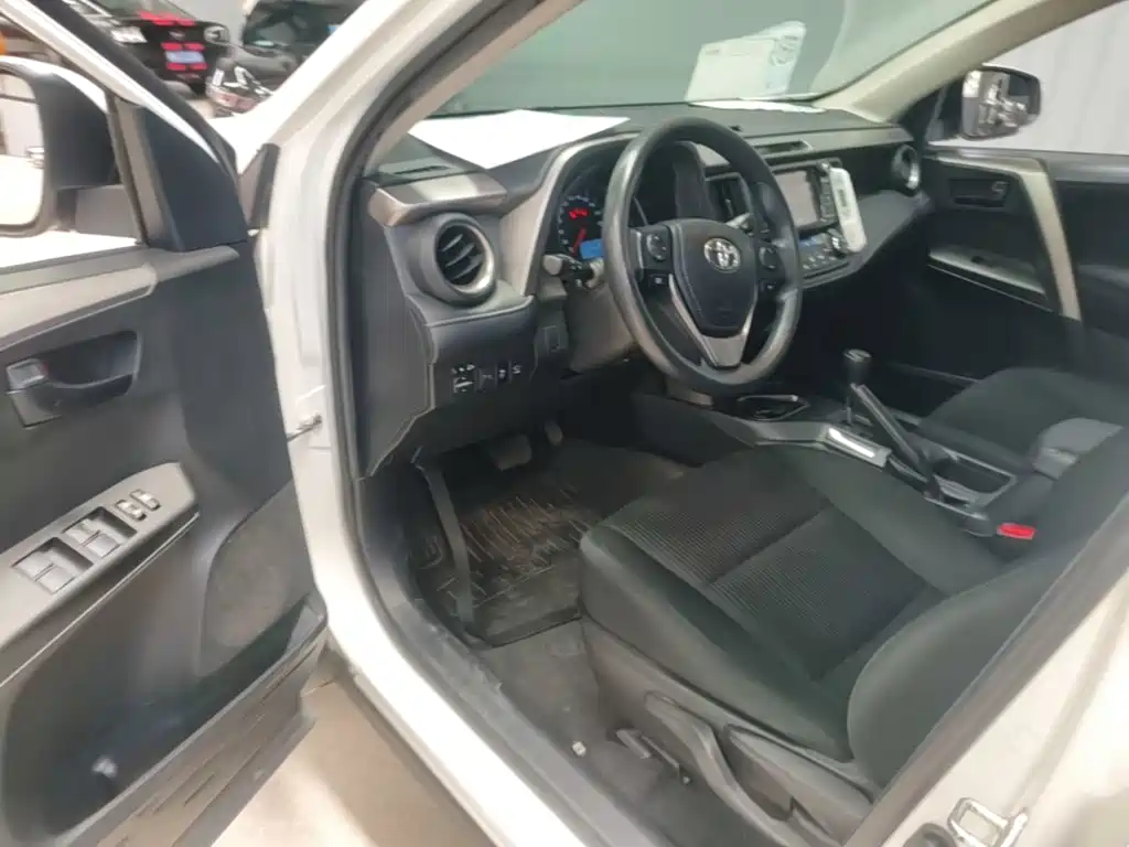 Toyota RAV4 2018 — фото 12