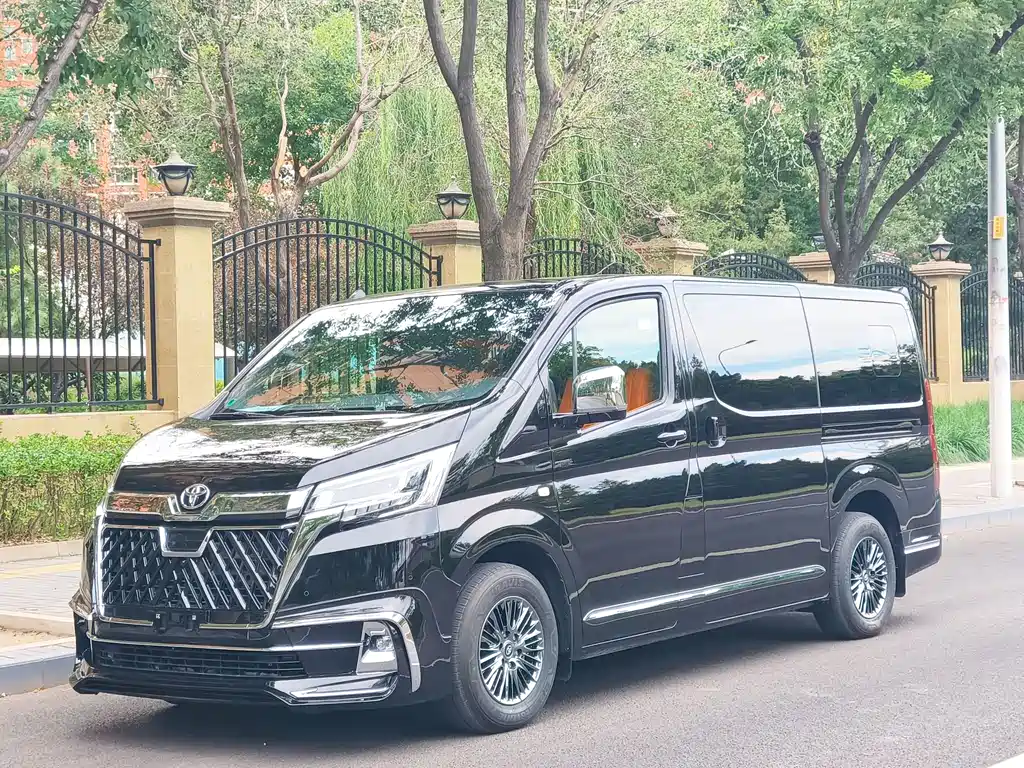 Toyota Hiace 2025 — фото 1