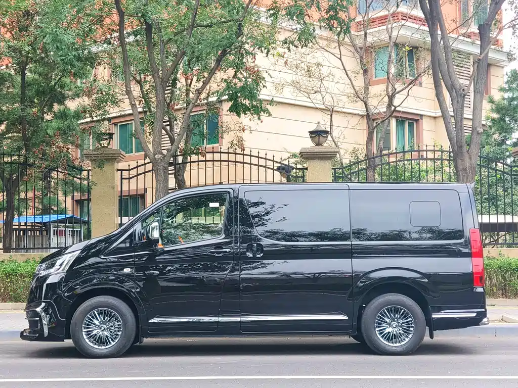 Toyota Hiace 2025 — фото 3