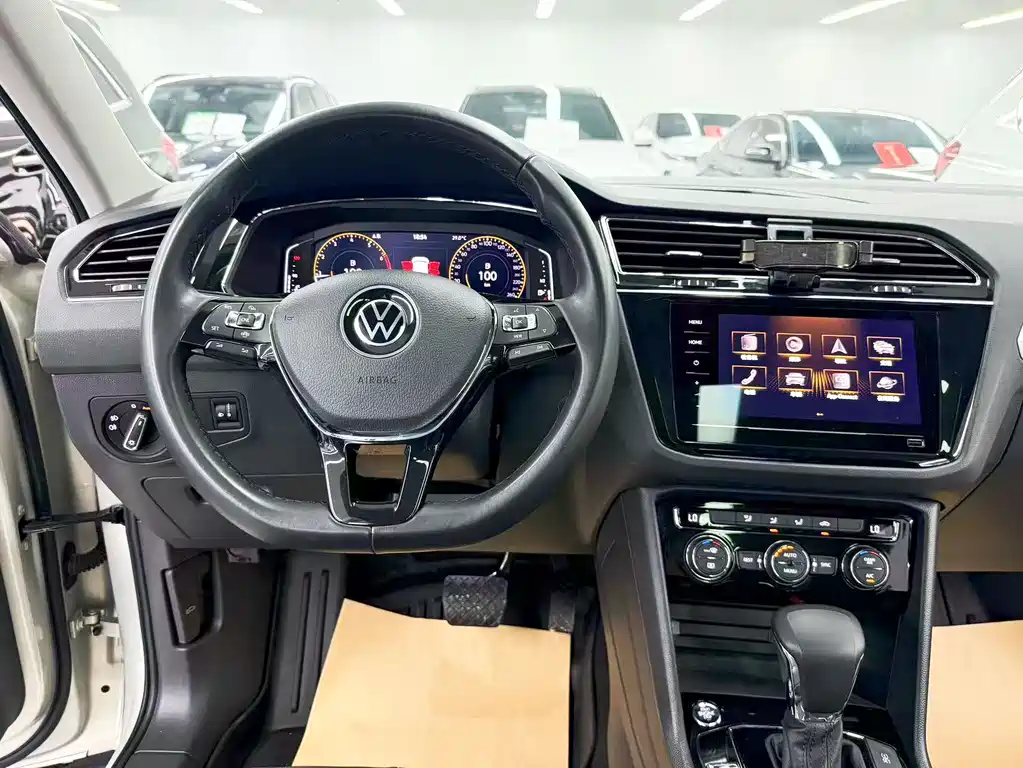 Volkswagen Tiguan L 2021 — фото 10