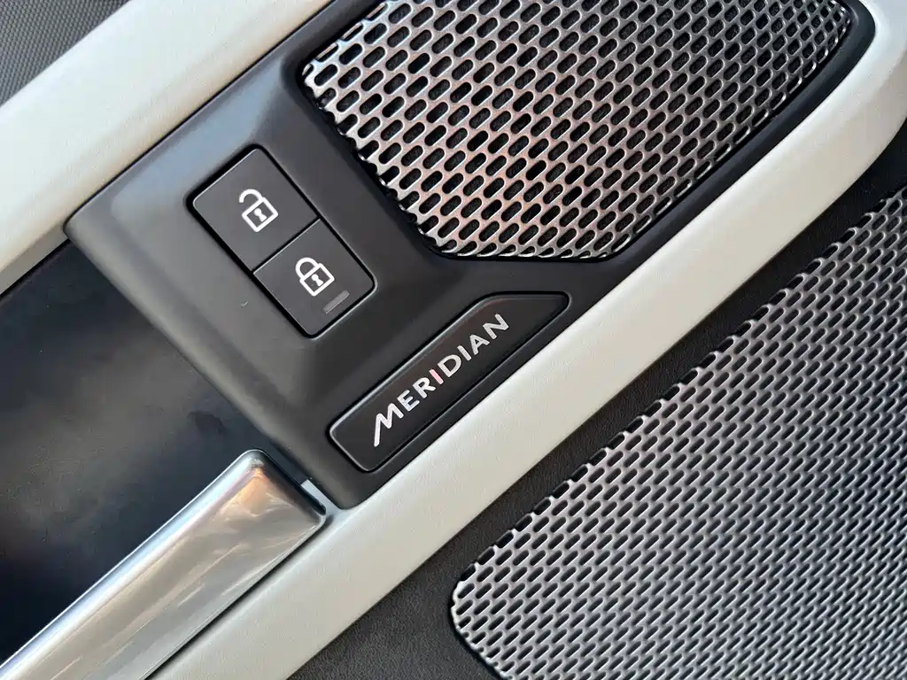 Land Rover Defender 2023 — фото 10
