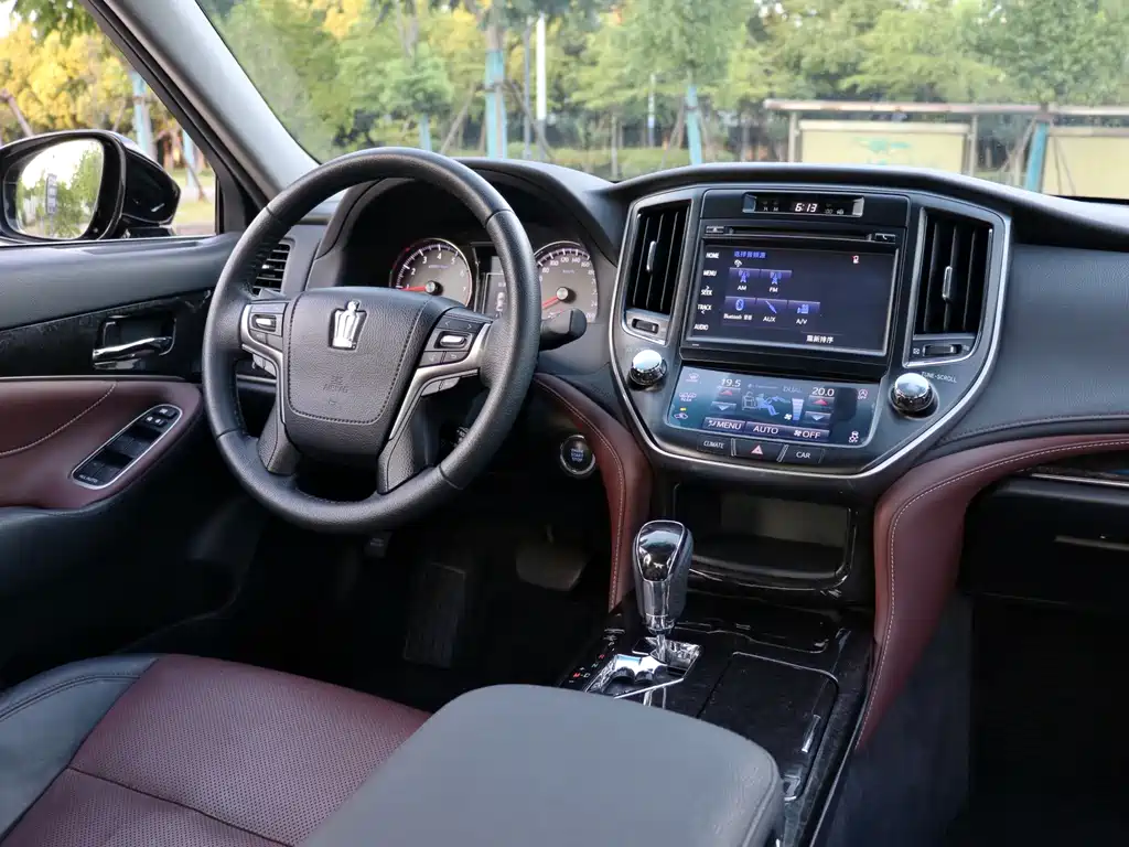 Toyota Crown 2018 — фото 18