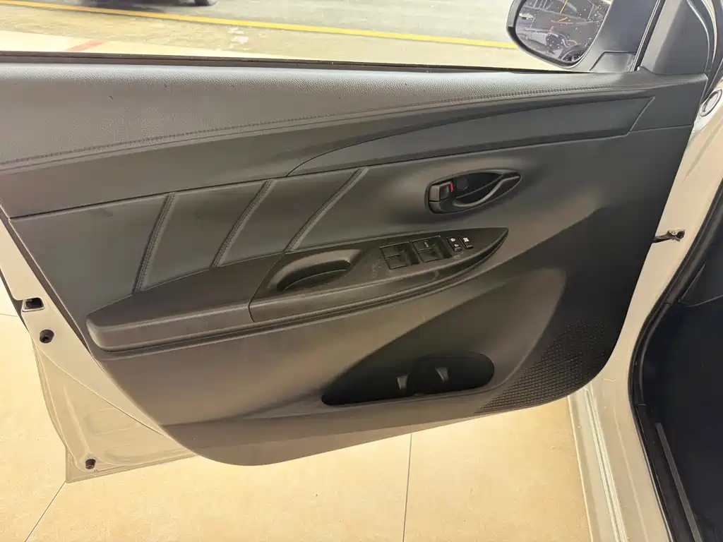 Toyota Yaris L 2018 — фото 14