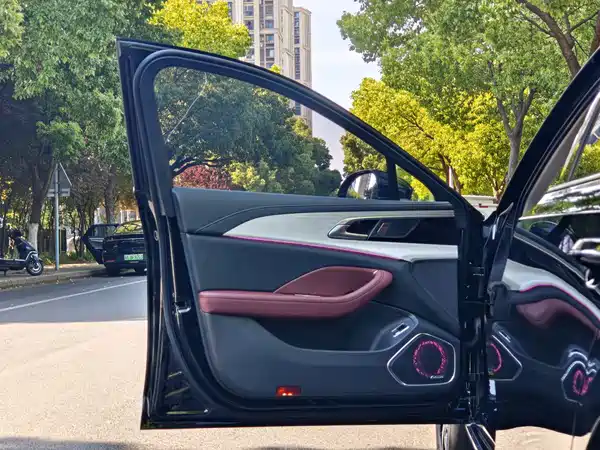 Hongqi H5 PHEV 2025
