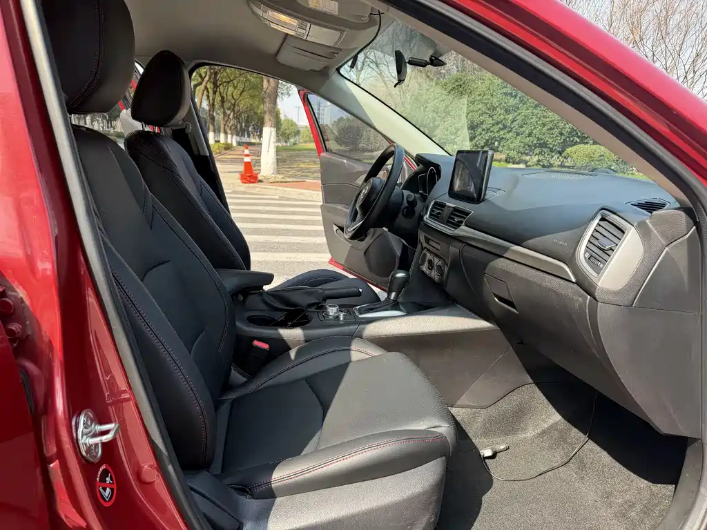 Mazda 3 Axela 2019 — фото 10