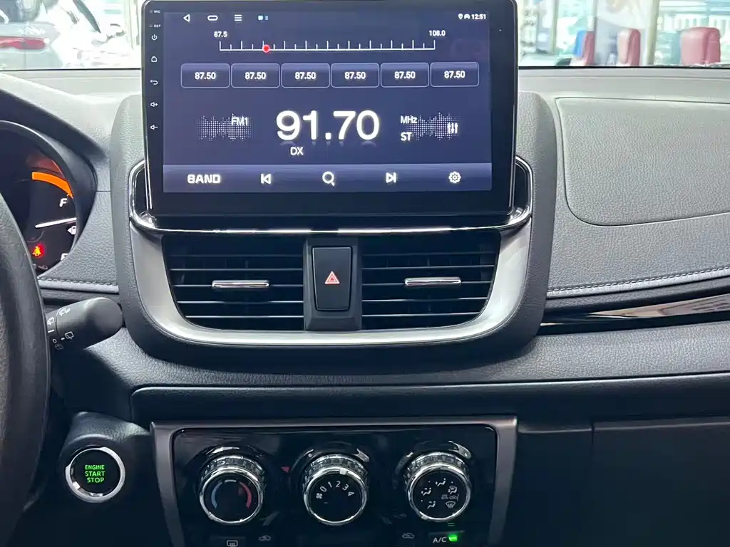 Toyota Yaris L 2023 — фото 10