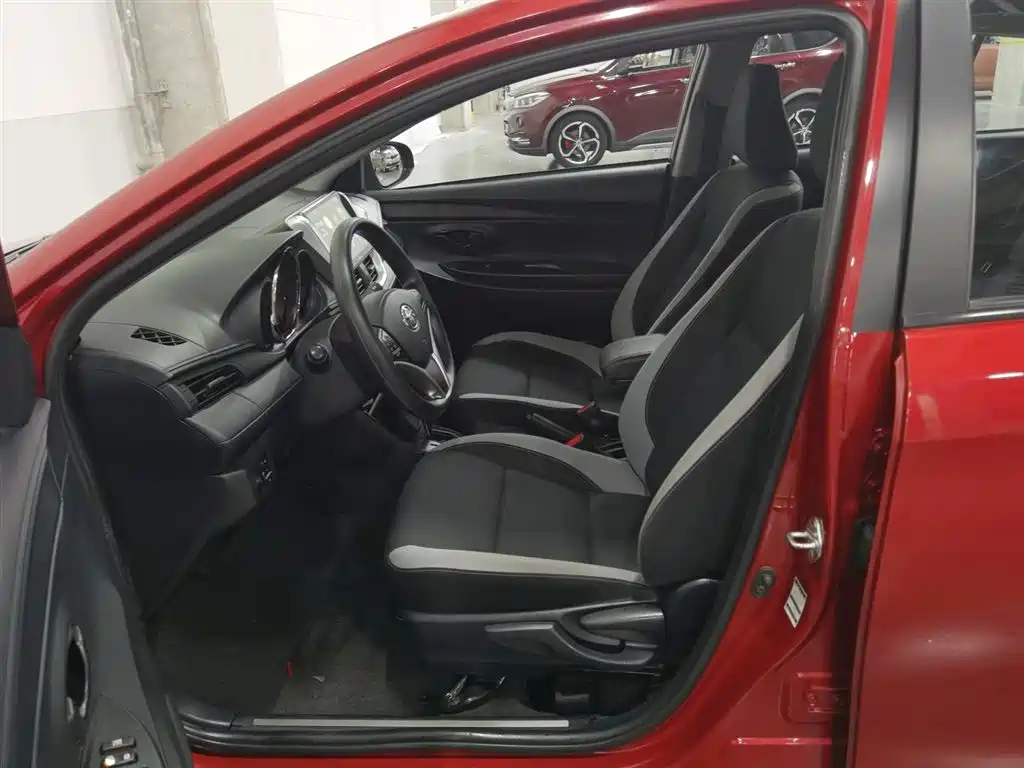 Toyota Yaris L 2022 — фото 10