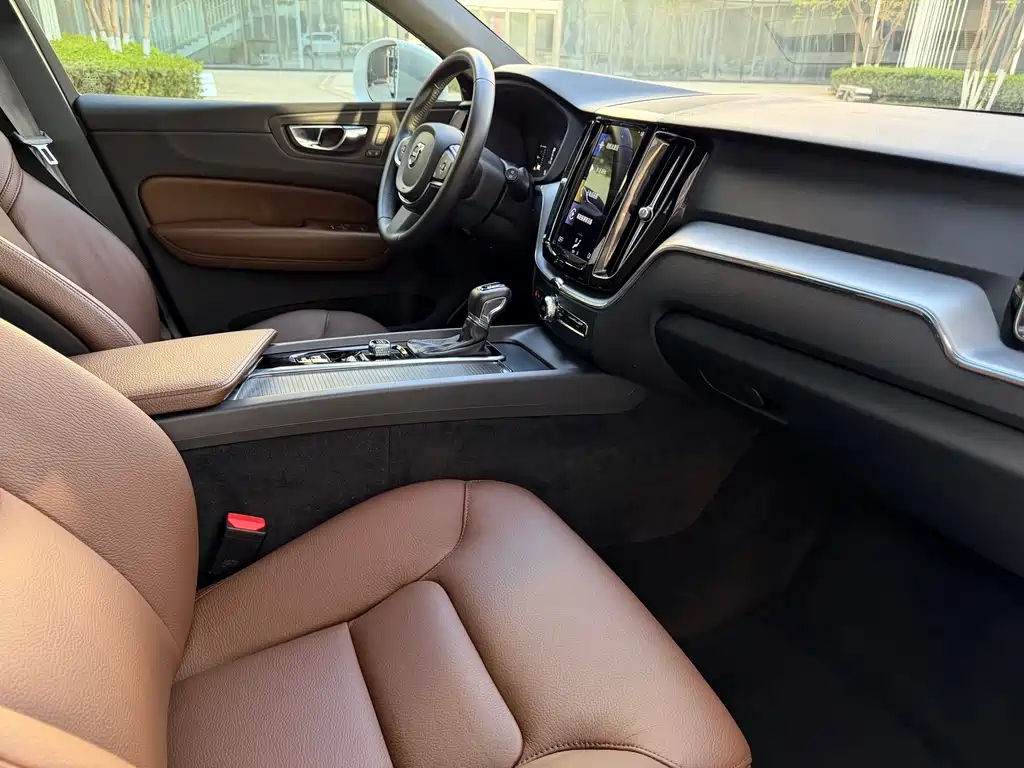Volvo XC60 2021 — фото 17