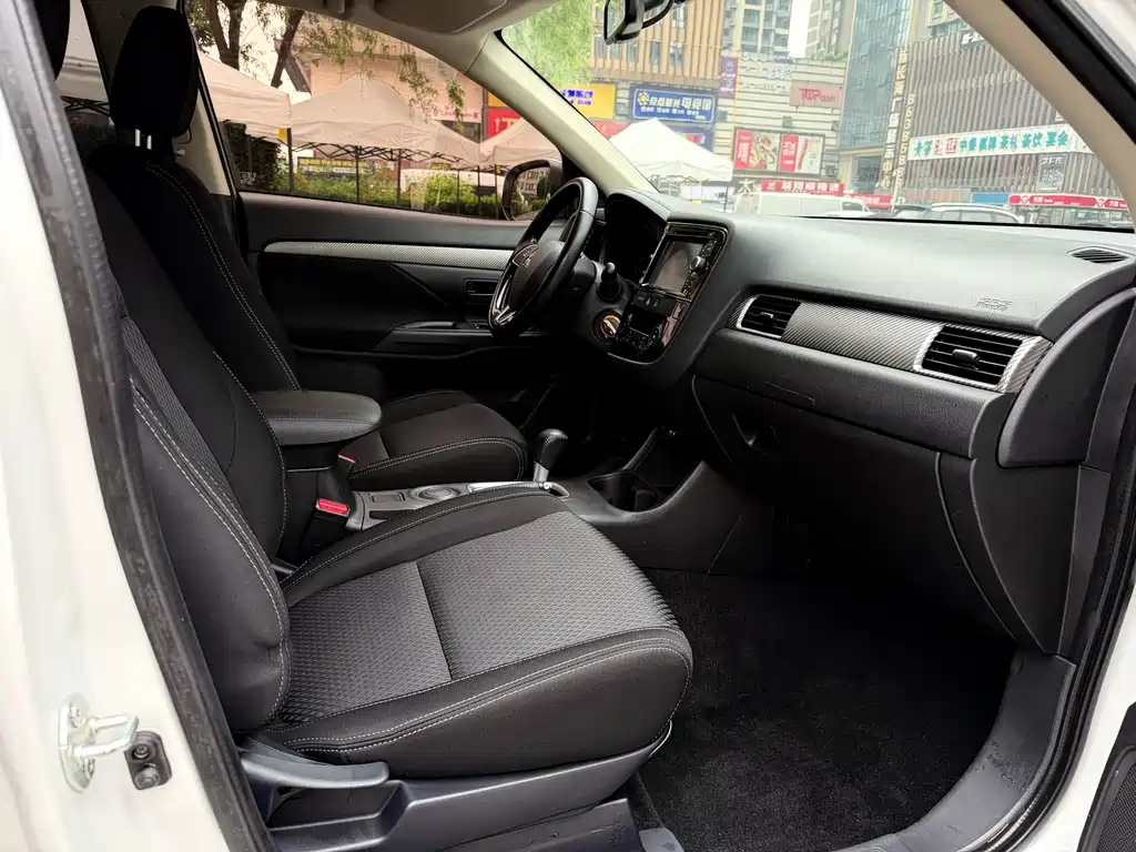 Mitsubishi Outlander 2016 — фото 10
