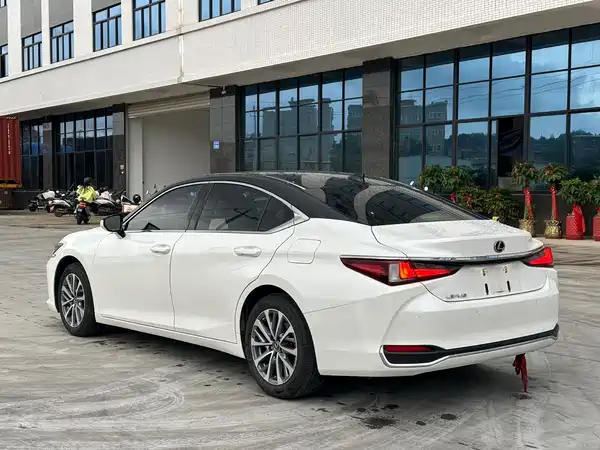 Lexus ES 2023