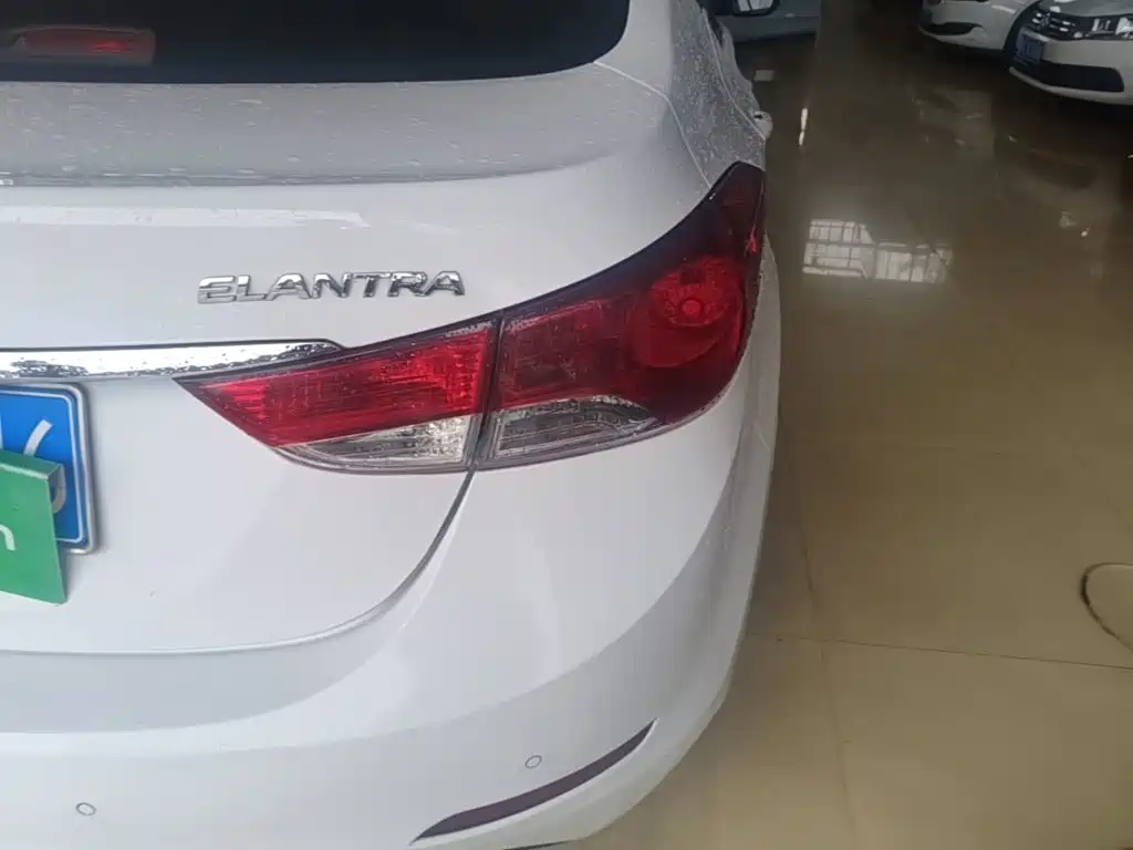 Hyundai Elantra 2016 — фото 8