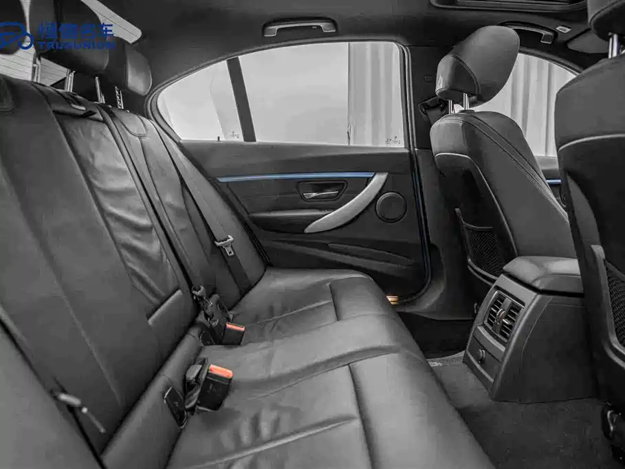 BMW 3 Series 2019 — фото 16