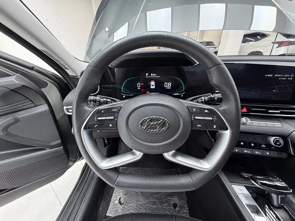 Hyundai Elantra 2023 — фото 10