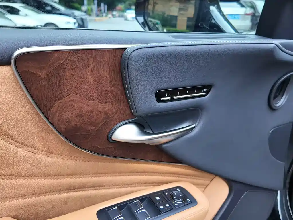 Lexus LS 2022 — фото 10