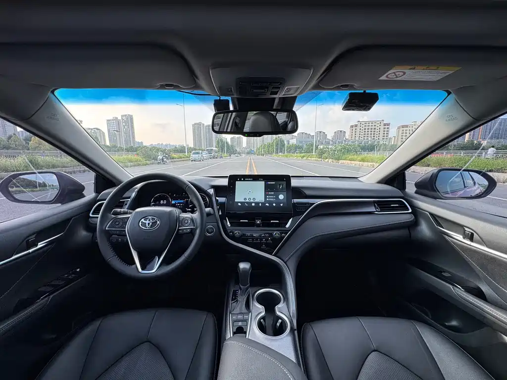 Toyota Camry 2021 — фото 25