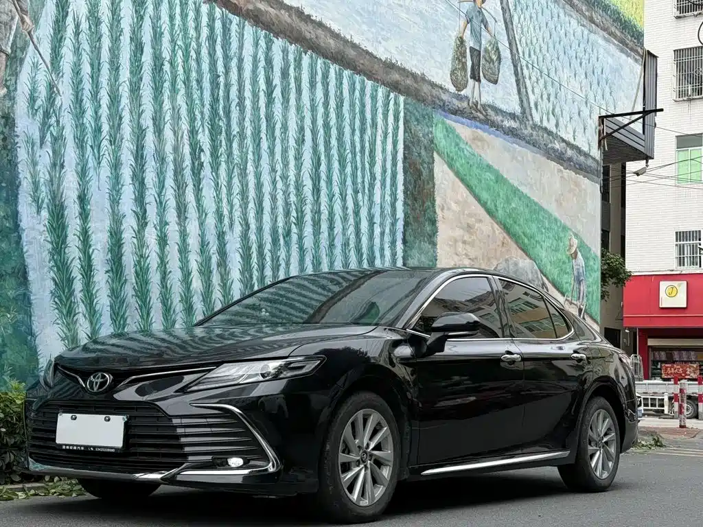 Toyota Camry 2023 — фото 1