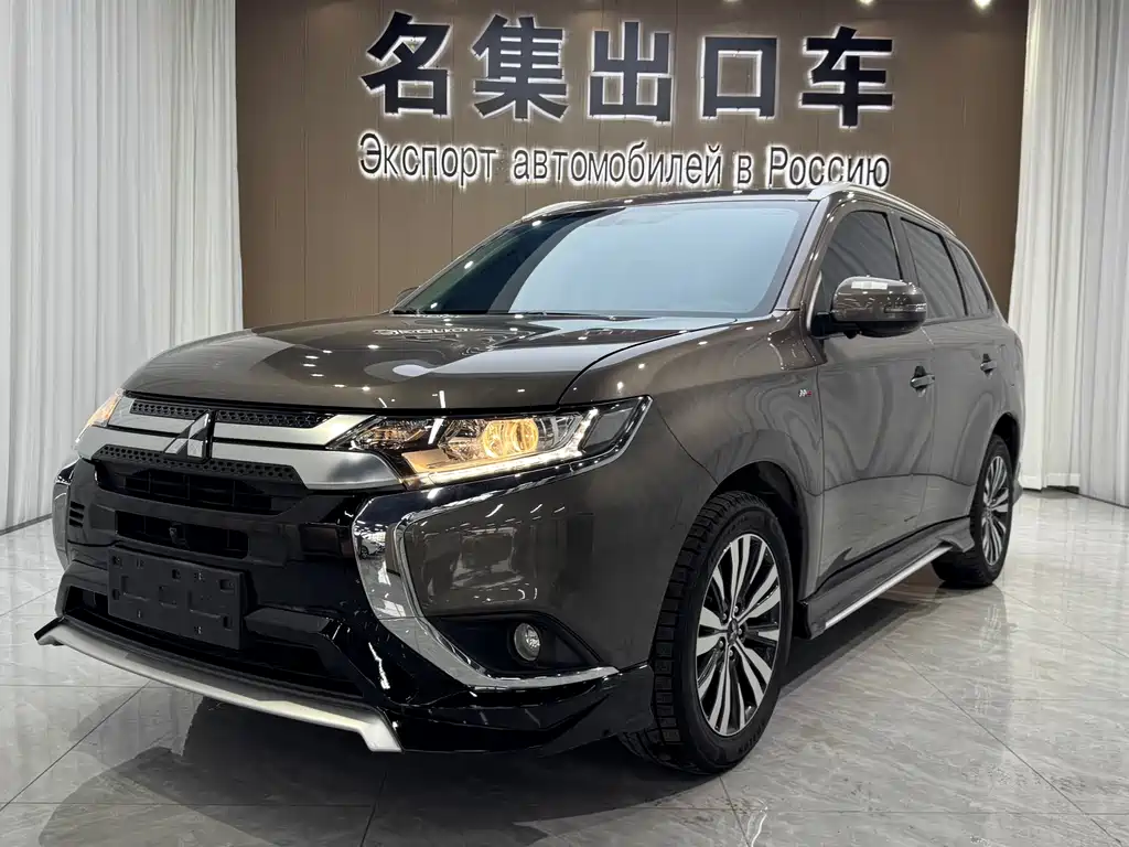 Mitsubishi Outlander 2022 — фото 1