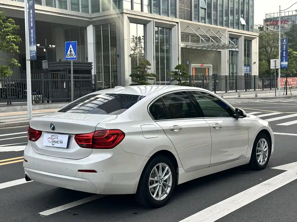 BMW 1 Series 2018 — фото 10