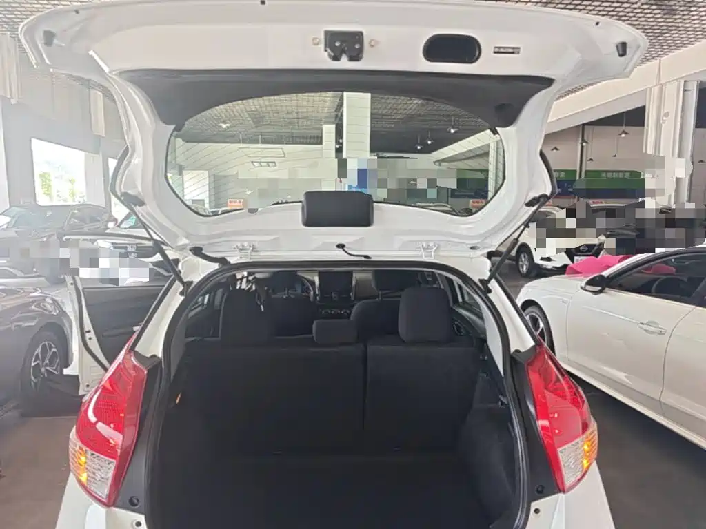 Toyota Yaris L 2016 — фото 19