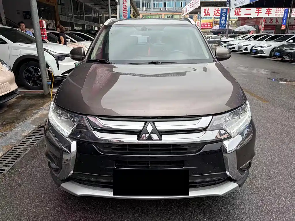 Mitsubishi Outlander 2018 — фото 1