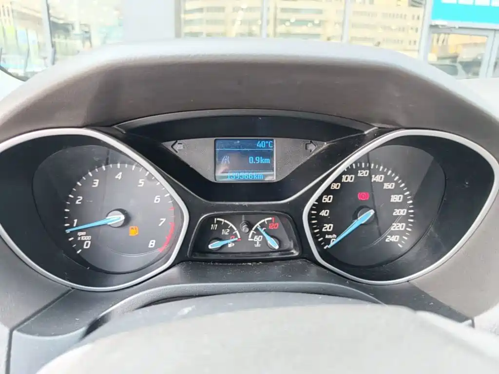 Ford Focus 2015 — фото 12