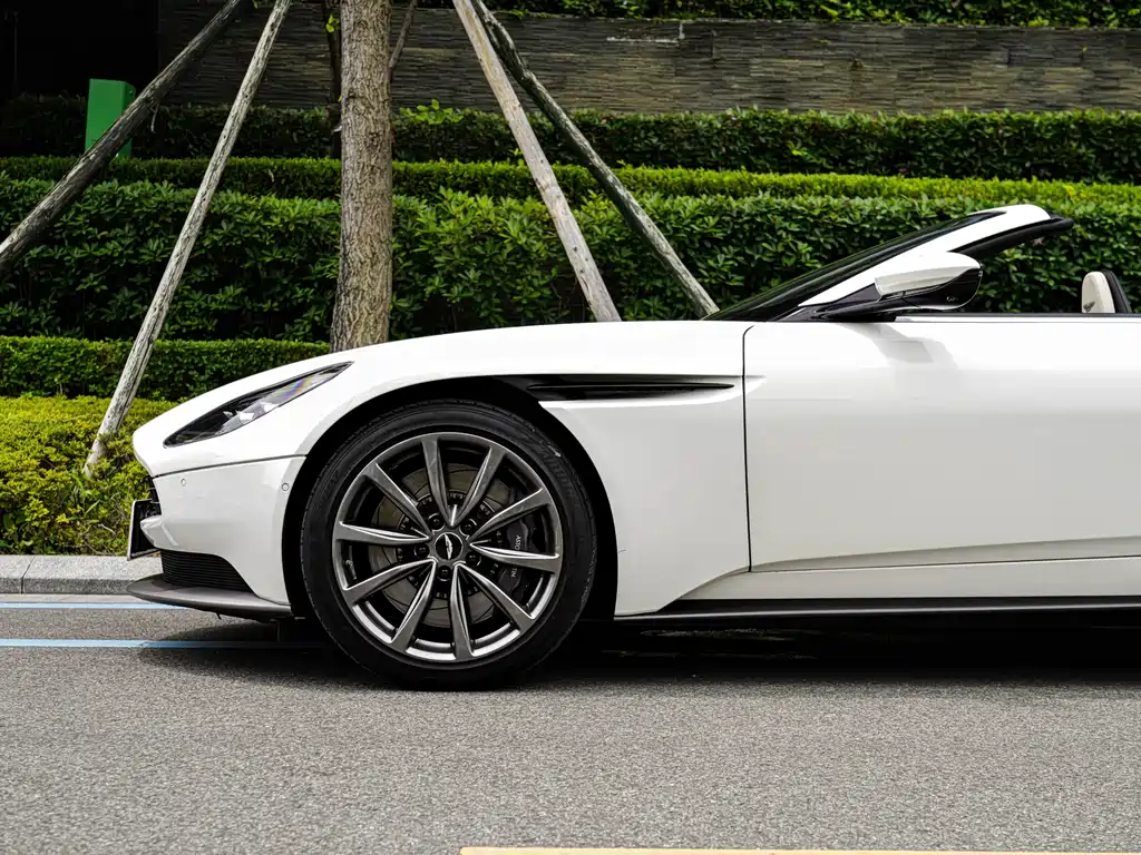 Aston Martin DB11 2020 — фото 6