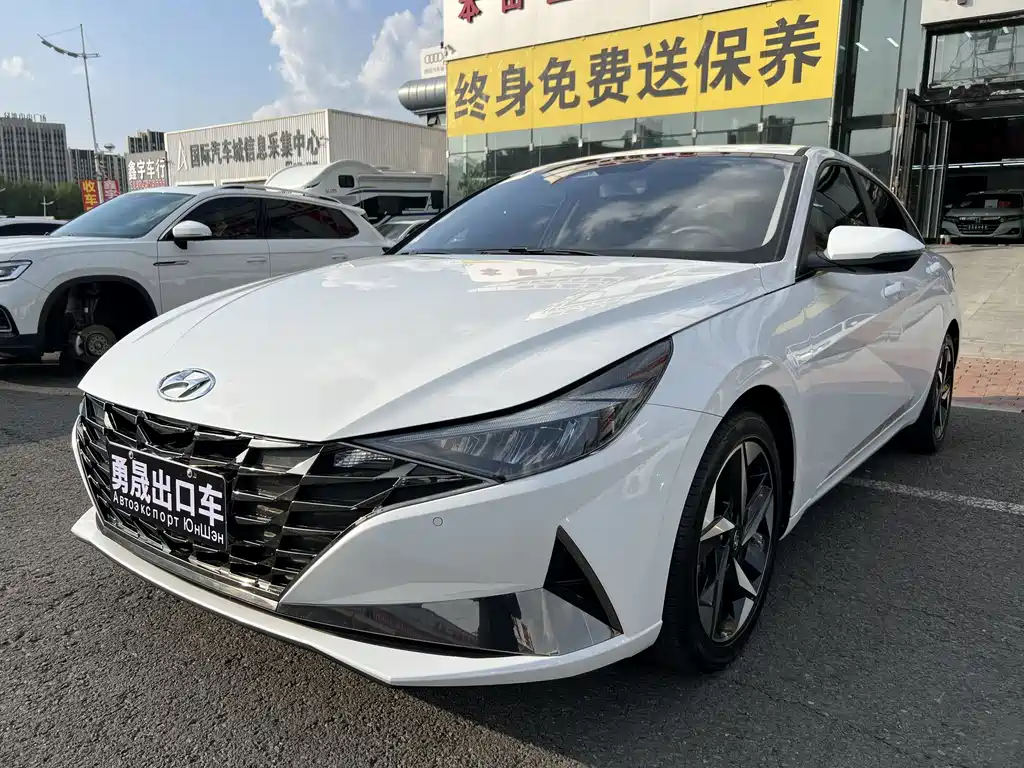 Hyundai Elantra 2023 — фото 1