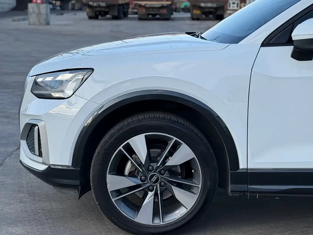 Audi Q2L 2022 — фото 27