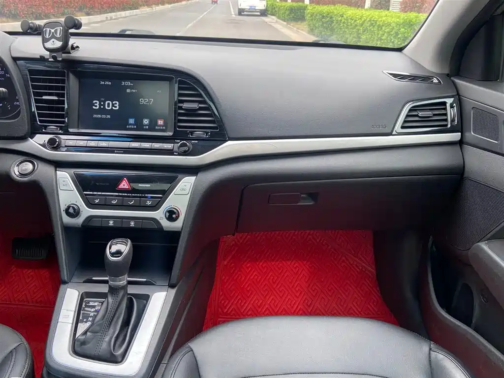 Hyundai Elantra 2017 — фото 9