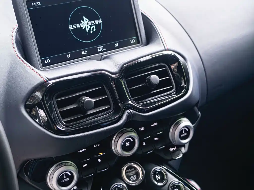 Aston Martin V8 Vantage 2020 — фото 16