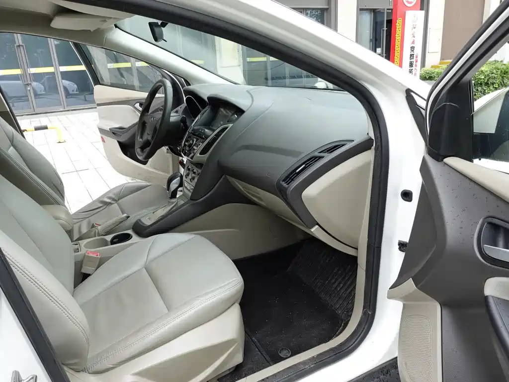 Ford Focus 2015 — фото 11