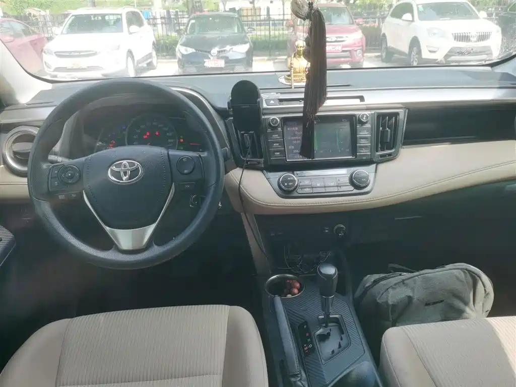 Toyota RAV4 2015 — фото 10