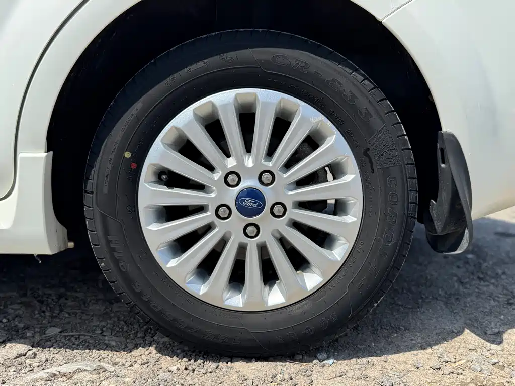 Ford Focus 2014 — фото 10