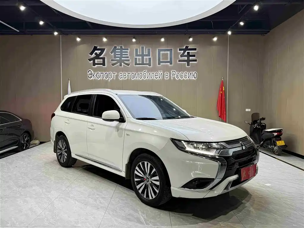 Mitsubishi Outlander 2022 — фото 3