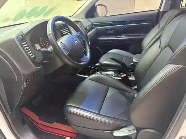 Mitsubishi Outlander 2023
