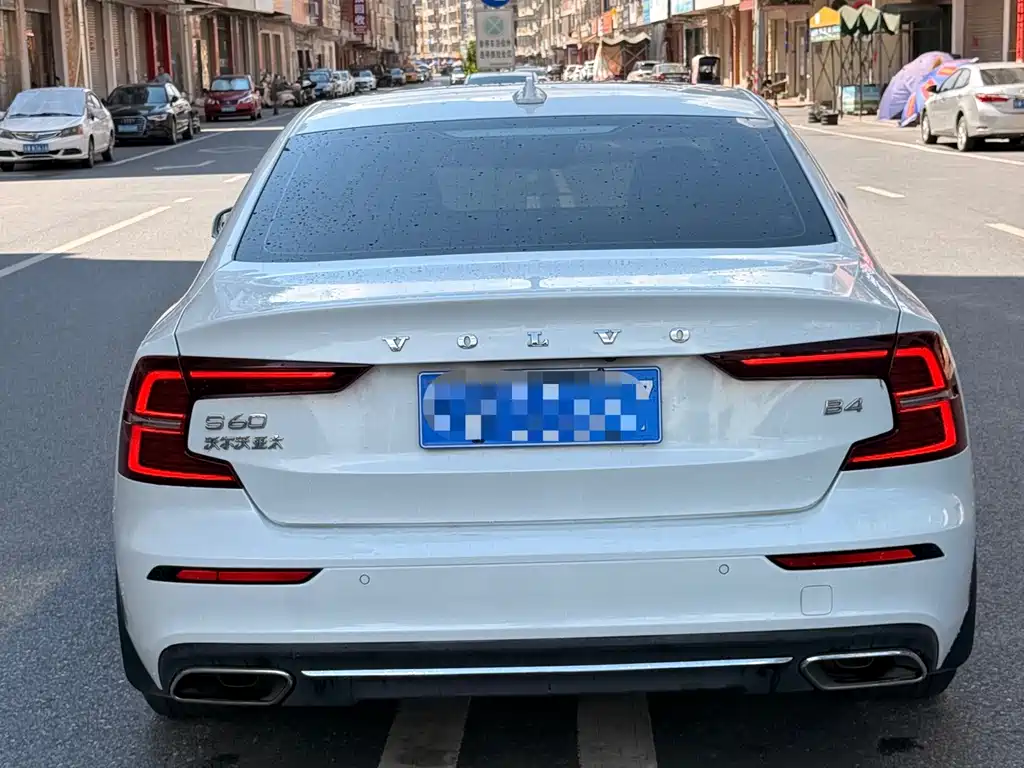 Volvo S60 2022 — фото 12