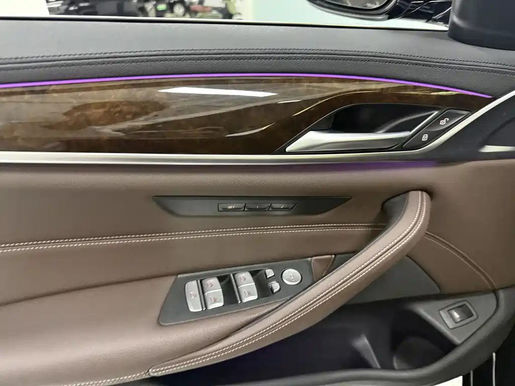 BMW 5 Series 2018 — фото 9