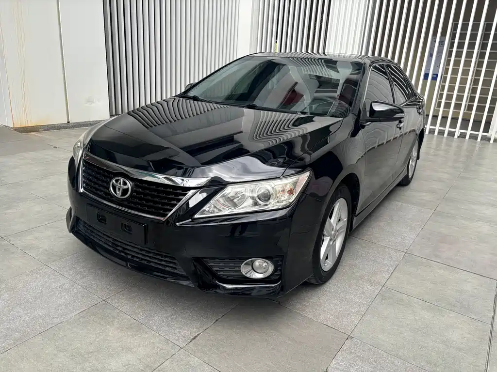 Toyota Camry 2014 — фото 1