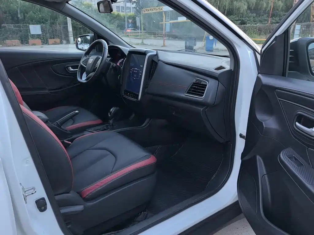 Luxgen U5 SUV 2018 — фото 11