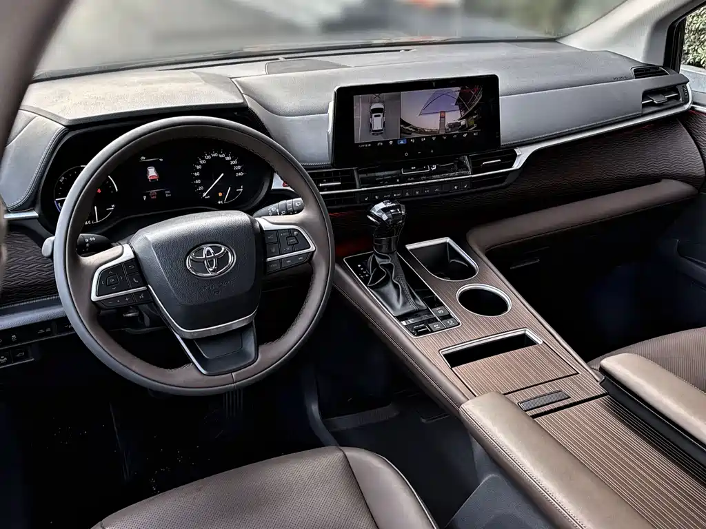 Toyota Sienna — фото 10