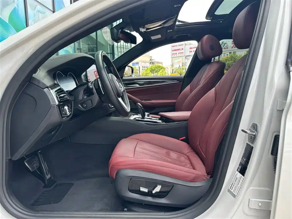 BMW 5 Series 2018 — фото 22