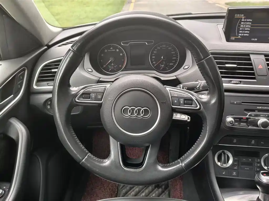 Audi Q3 2015 — фото 11